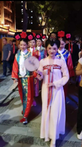 运城盬街模仿西安的不倒翁小姐姐还有模有样