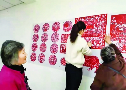 运城市群艺馆组织剪纸爱好者开展剪纸创作