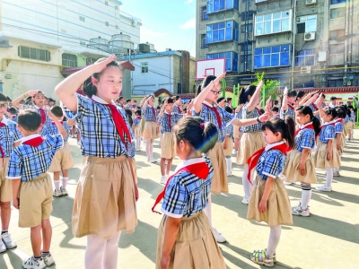 盐湖区解放路第一小学“红领巾 心向党”少先队入队仪式开展
