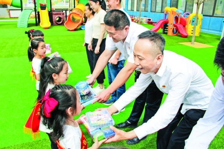 运城市拥军优属拥政爱民服务中心为小朋友送去学习用品和玩具