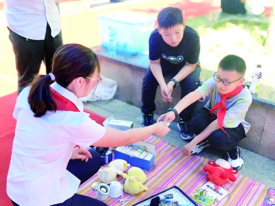 运城市区御景华庭小区“童心向党·跳蚤市场乐童年”活动举办