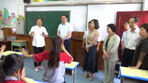 永济市委书记进校园开展“六一”慰问活动
