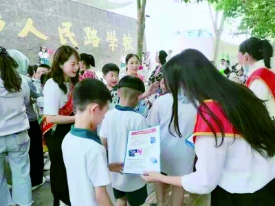 运城市文化市场综合行政执法队在校门口宣传“安全上网，健康成长”