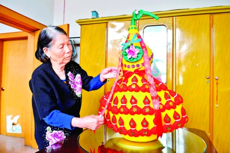 绛县南乔野村古稀农妇制作布扎“福寿葫芦”献礼中国共产党成立100周年