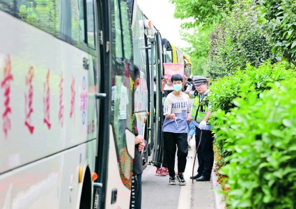 河津市公安局交警大队奋战在高考护考一线