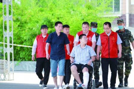 盐湖区第一时间志愿者和武警官兵为腿部受伤的考生提供接送考服务