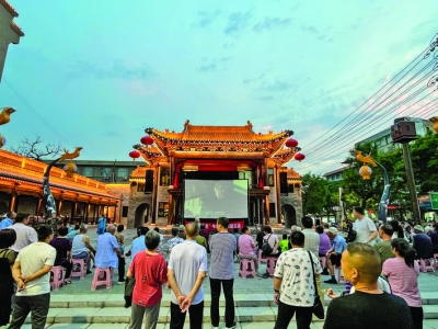 运城市国资委党委在盬街放映红色电影《太行山上》吸引市民观看