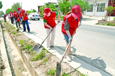闻喜县阳隅镇党员参加辖区交通沿线人居环境“六乱”整治行动
