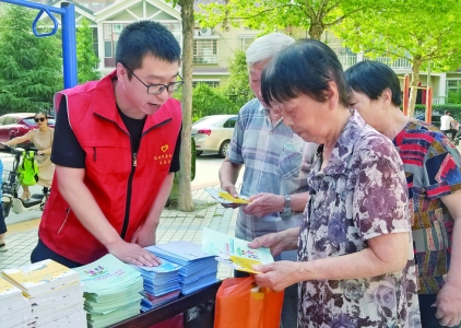 运城市医保局在关铝花园小区宣讲医保相关政策