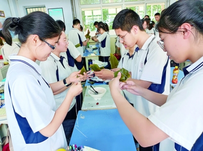 运城康杰中学组织全体学生进行包粽子比赛