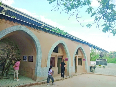 稷山县石佛沟村一处抗战旧址吸引游客前来缅怀先烈