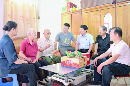 闻喜县中城社区走访看望83岁高龄“光荣在党50年”老党员
