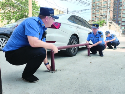 运城市城市管理综合行政执法队集中拆除中心城区违规私设停车杆及地桩