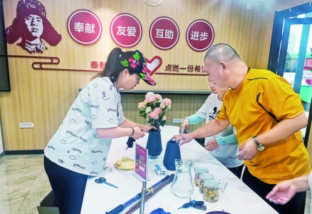 运城市区南风广场工作人员加班加点让爱心驿站早日运行