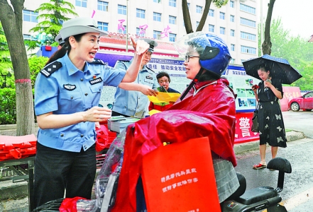 运城市公安局交警支队组织民警宣传交通安全