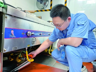 运城市区万达广场管理人员检查餐饮店的天然气管道及接口