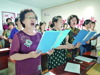 盐湖区理想城社区服务中心30多名居民合唱革命歌曲《跟着共产党走》