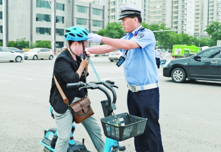 盐湖交警大队整治驾驶共享电动自行车不戴头盔、乱停乱放等行为