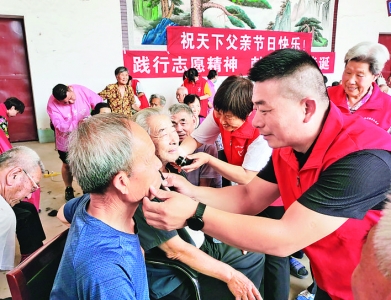 临猗王午村100余名老年人获赠瓜果、面粉、绵白糖等实物