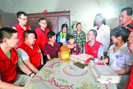 闻喜县志愿者慰问南白石村残疾困难户送米、油