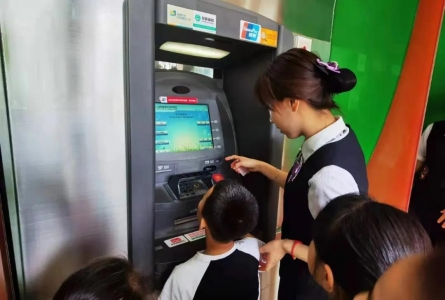 运城农商银行联合华夏艺术教育学习金融知识体验智慧机具