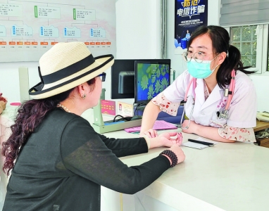 运城市中医医院医护人员开讲座、送义诊将绿色诊疗服务送进社区