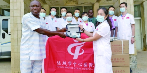 李晓琴白衣执甲  援非归来