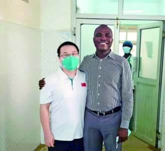 马卫平白衣执甲 援非归来