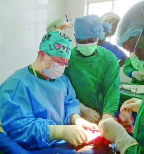 马卫平白衣执甲 援非归来