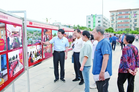 “学党史 传精神 跟党走”楹联书画摄影作品在闻喜县人民广场展出