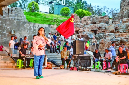 夏县中老年戏曲爱好者为群众义务演出革命戏剧庆祝建党100周年