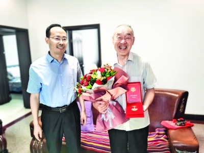 农发行闻喜县支行党支部书记为老党员发放纪念奖章