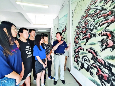 运城市写马名家画作获外地学子追捧