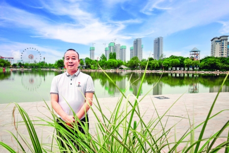 天逸公园主任谢运生“画”党恩