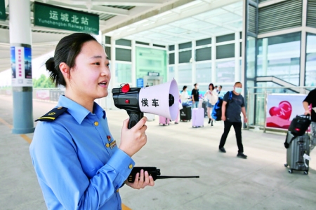 侯马车务段客运值班员赵晓敏在运城北站“画”党恩