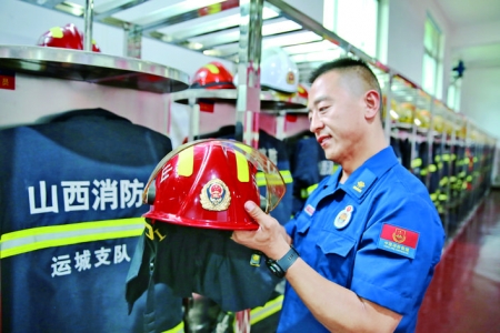 消防员盖康康在运城市消防救援支队柳河东路特勤站&quot;画&quot;党恩