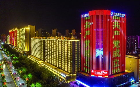 运城市区50余栋高楼点亮飘红,喜迎建党100周年