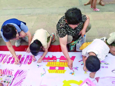 源豪庭社区幼儿园小朋友童真绘出心中的党和祖国