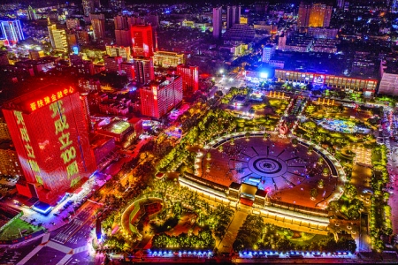 运城市区50余栋高楼点亮飘红,喜迎建党100周年