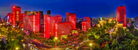 运城市区50余栋高楼点亮飘红,喜迎建党100周年