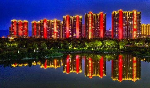 运城市区50余栋高楼点亮飘红,喜迎建党100周年