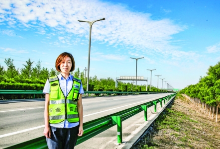 杨慧在运城高速西连接线“画”党恩