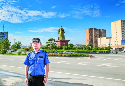 曹会学在机场大道关公大转盘旁“画”党恩