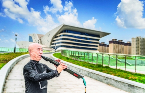 孟文虎在临猗县关汉卿大剧院前“画”党恩