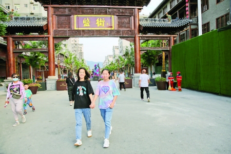 学生朱思雨和范梦媛在运城盬街“画”党恩