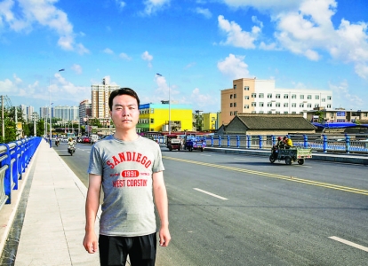 市民郭伟业在圣惠路立交桥“画”党恩