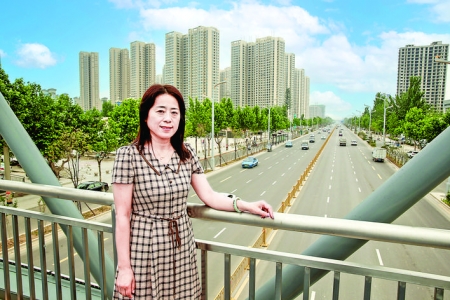 牛晓红在天逸公园人行天桥上“画”党恩