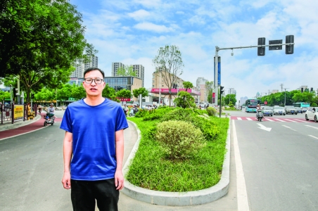 市政管理人员祁培强在红旗街与学苑路交叉口“画”党恩