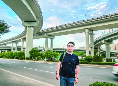 市民刘海虎在学苑路立交桥“画”党恩