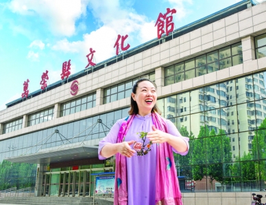 李秀霞在万荣县文化馆大楼前“画”党恩